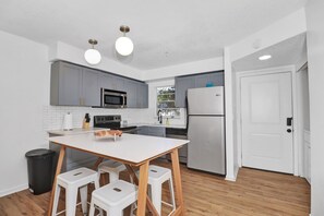Fridge, microwave, oven, stovetop - Bright & Cozy Townhouse  2,600 monthly (St. Petersburg)