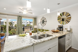 Fridge, microwave, oven, stovetop - New Heated Pool & HOT Tub! HELLO Relaxation (Galveston)