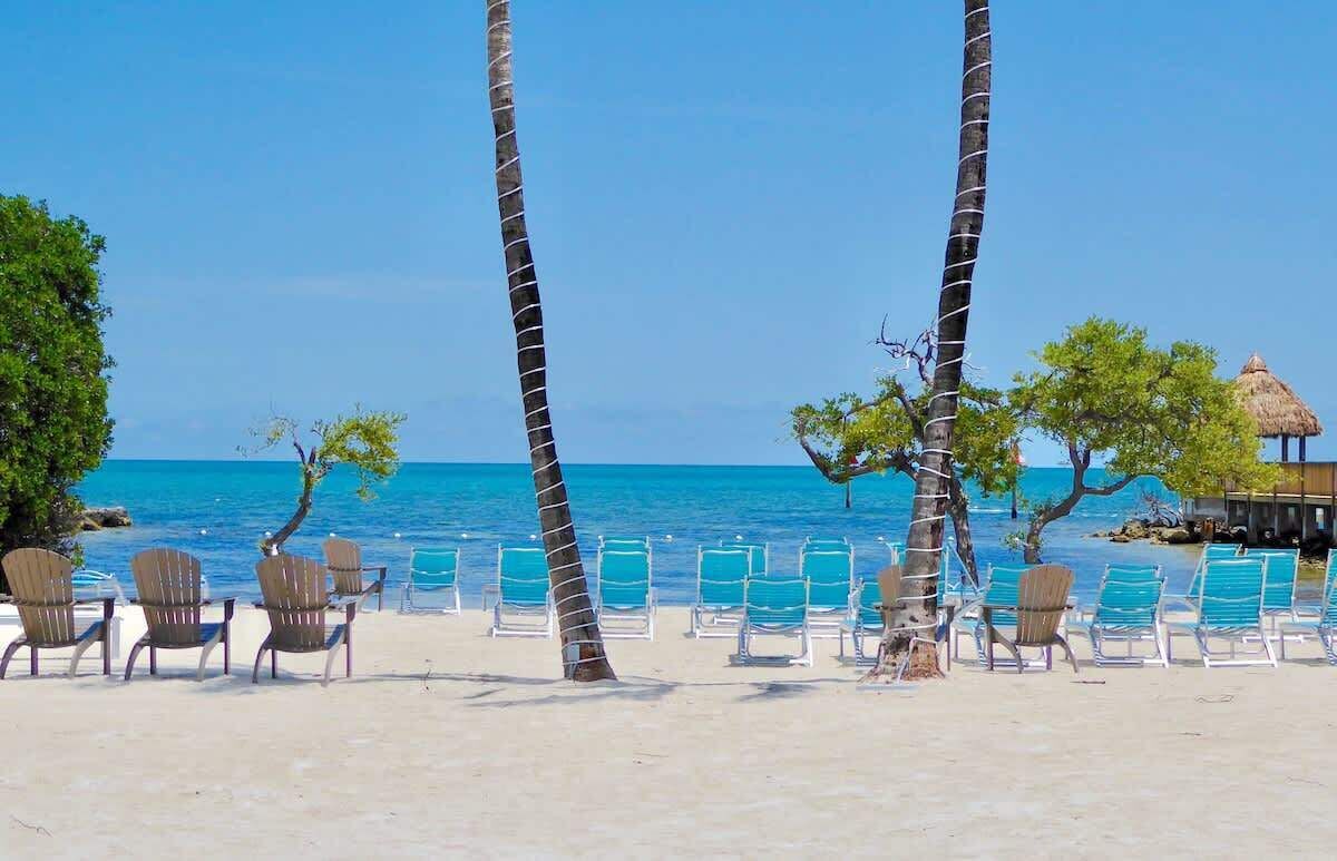 Beach nearby, sun loungers, beach towels