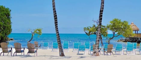 In Strandnähe, Liegestühle, Strandtücher