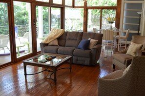 Smart TV, fireplace, DVD player, books - Home on Hot Springs beautiful Lake Hamilton. TWO MASTER SUITES!!  (Hot Springs)