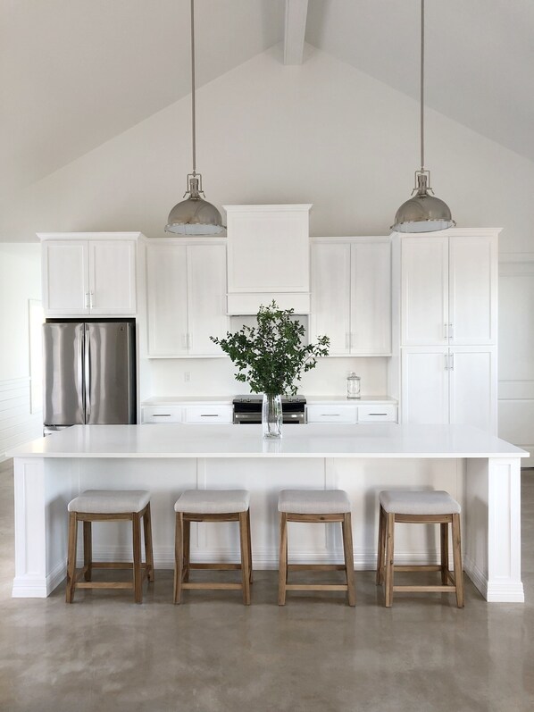 Fridge, microwave, oven, stovetop - AMAZING NEW CONSTRUCTION IN CONCAN!!!  (ConCan)