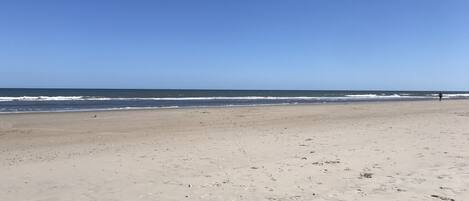 Vlak bij het strand, ligstoelen