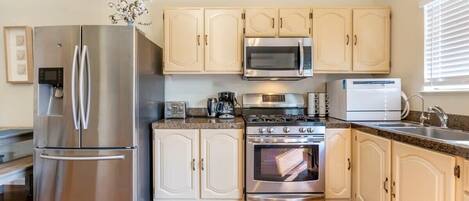 Casa (3 Bedrooms) | Cozinha privada | Geladeira, micro-ondas, fogão, cooktop