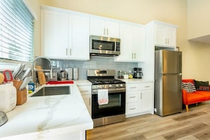 House (3 Bedrooms) | Private kitchen | Fridge, microwave, oven, stovetop