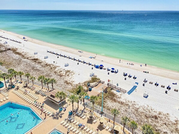 En la playa y camastros 