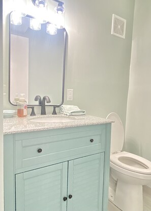 Hair dryer, towels, toilet paper - ☀️Charming BEACHFRONT on the 6th floor. Sleeps 6. Includes beach chairs!☀️ #628 (Panama City)