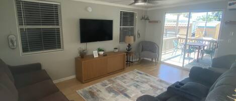 Smart TV, table tennis