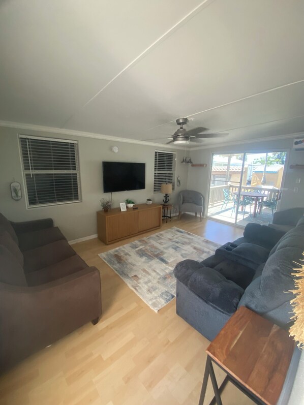 Smart TV, table tennis