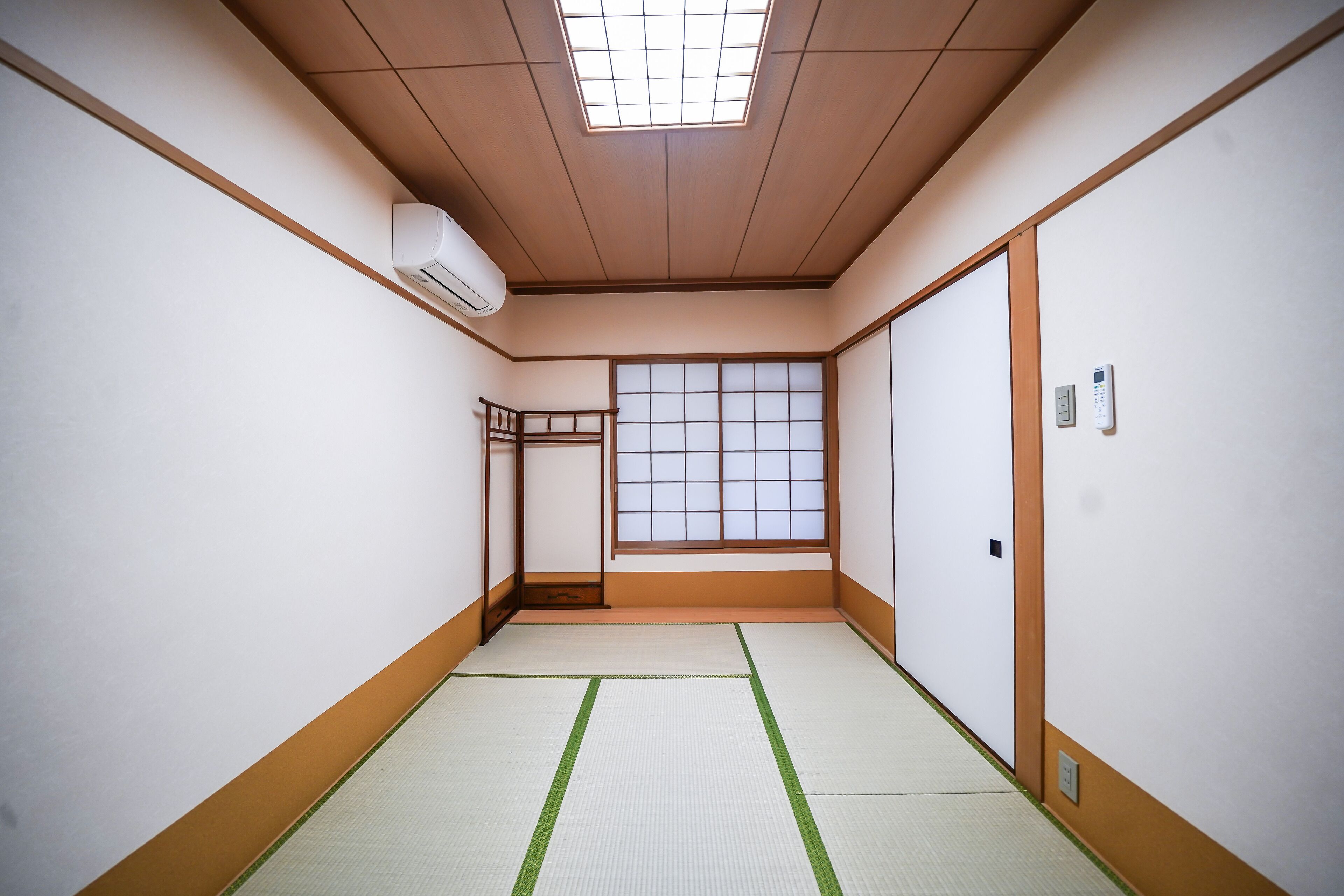 Una habitación japonesa tradicional con suelo de tatami, puertas correderas shoji y un fusuma.