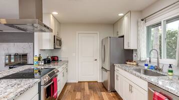 Coffee/tea maker, fridge, microwave, oven