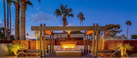 Alberca al aire libre y alberca climatizada