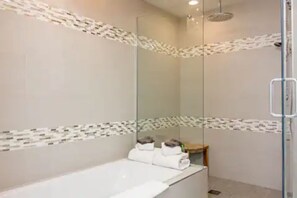 Ensemble douche/baignoire, sĂšche-cheveux, serviettes fournies, savon