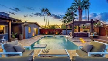 Alberca al aire libre y alberca climatizada