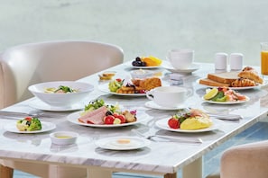Petit déjeuner buffet (43000 KRW par personne)