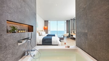 1 bedroom, premium bedding, free minibar, blackout curtains