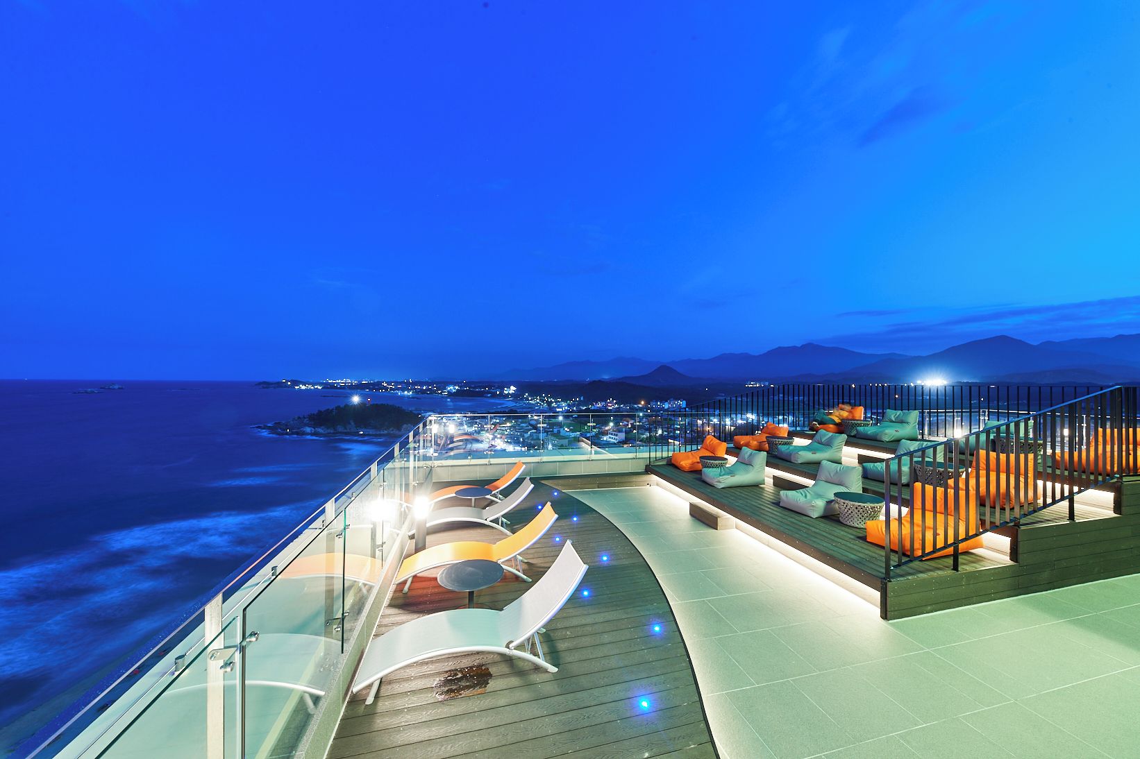 Une terrasse avec des sièges et une vue sur la mer.