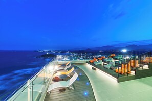 Una terraza con mobiliario exterior y vistas al mar.