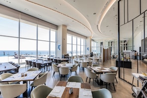 供应早餐、午餐和晚餐