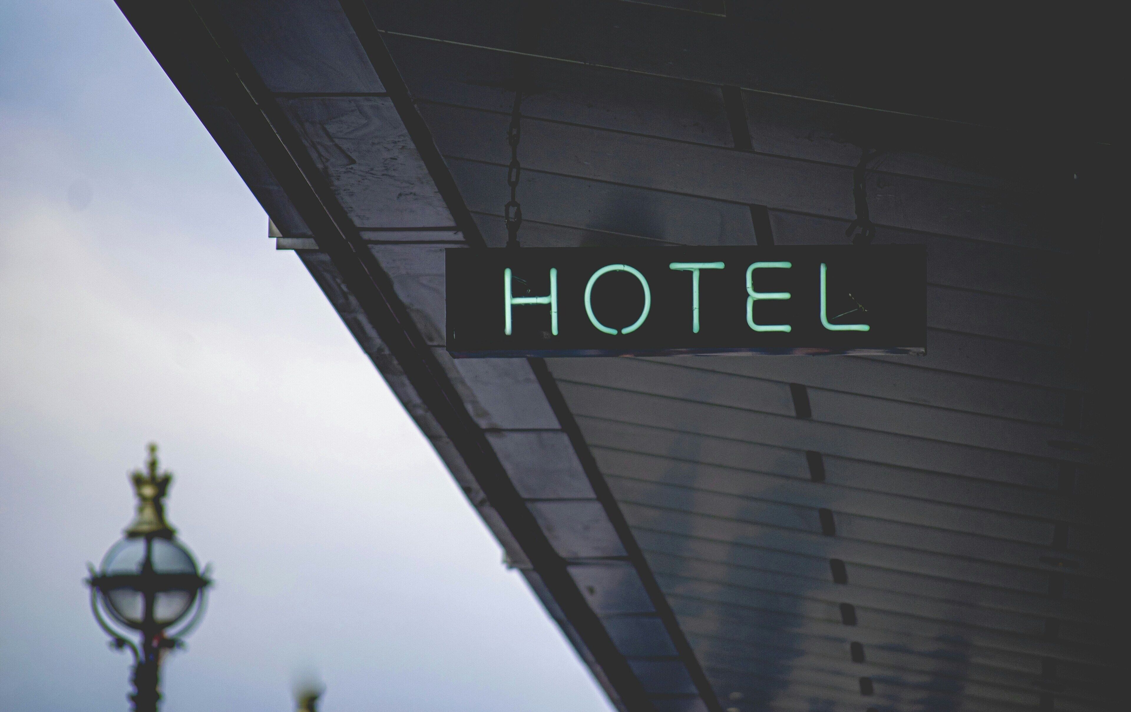 Roupas de cama premium, cortinas blackout, Wi-Fi de cortesia