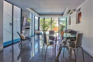 Deluxe Villa | Living area | 52-inch Smart TV with digital channels, TV - Pool Villa Pattaya - Oceana (Pattaya)
