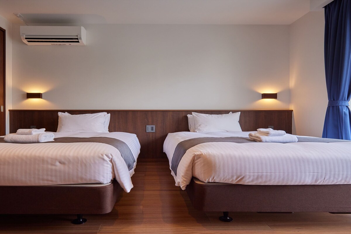 3 bedrooms, down comforters, WiFi (free), bed sheets