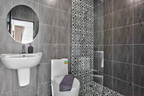 Villa | Bathroom | Shower, towels