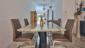 Villa | In-room dining - Pool Villa Pattaya - Walking Street C3 (Pattaya)