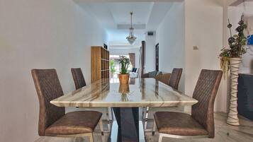 Villa | In-room dining