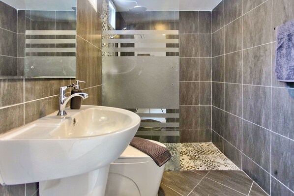 Villa | Bathroom | Shower, towels - Pool Villa Pattaya - Walking Street C3 (Pattaya)