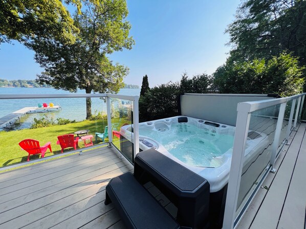 Terrace/patio - 4 seasons waterfront cottage with hot tub on Lake Simcoe  (Orillia)