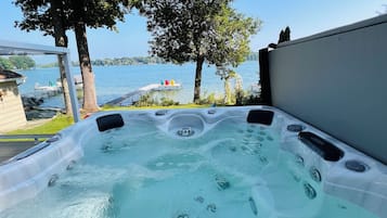 Tina de hidromasaje al aire libre