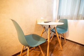 Desk, free WiFi