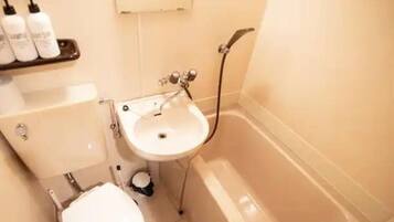 Een bad/douchecombinatie, gratis toiletartikelen, een haardroger