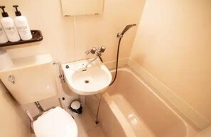 Combined shower/bathtub, free toiletries, hair dryer, towels - Vail sta. Takenotsuka (Tokyo)