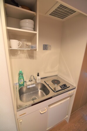 Frigobar, microondas, placa de cocina, tetera/pava eléctrica