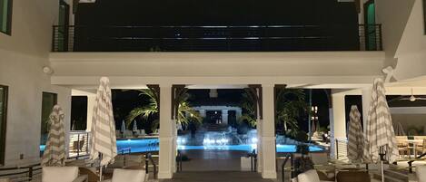 Alberca al aire libre y alberca climatizada