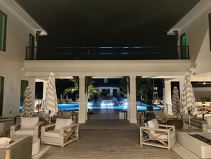 室外游泳池，恒温泳池