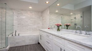 Ensemble baignoire-douche, serviettes fournies