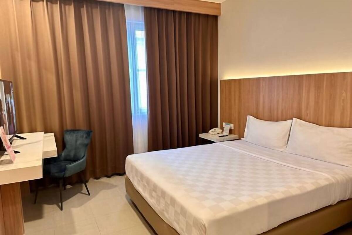 Premium bedding, in-room safe, iron/ironing board (on request)