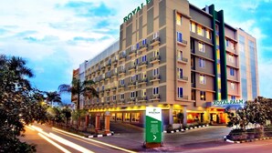 Un hotel de varios pisos con un letrero llamativo que dice "ROYAL PALM".