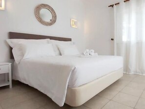 4 bedrooms, iron/ironing board, internet, bed sheets