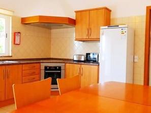 Jääkaappi, mikroaaltouuni, uuni, astianpesukone