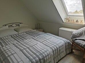 2 bedrooms, iron/ironing board, WiFi, bed sheets