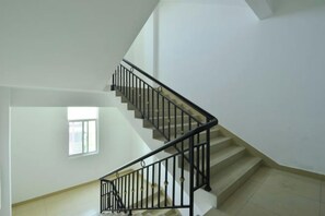 A staircase with black railings leading to an upper floor. - Jinjiang Inn Select (Sanyawan Jinjiling) (Sanya)