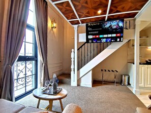 Dúplex familiar | Zona de estar | Smart TV de 50 pulgadas con canales por cable, una televisión