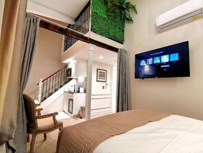 Luxury Class Duplex Suite | Premium bedding, down duvets, Select Comfort beds, in-room safe - The Salisbury Luxury Class (Christchurch)