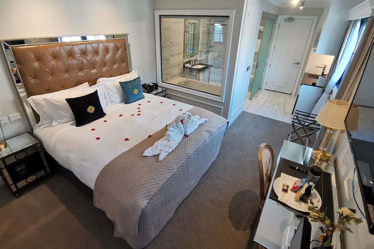 1 bedroom, premium bedding, down duvets, Select Comfort beds