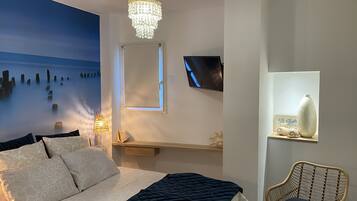 2 slaapkamers, een bureau, een strijkplank/strijkijzer, reisbedje