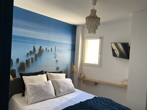 2 makuuhuonetta, työpöytä, silitysrauta/-lauta, vauvan matkasänky